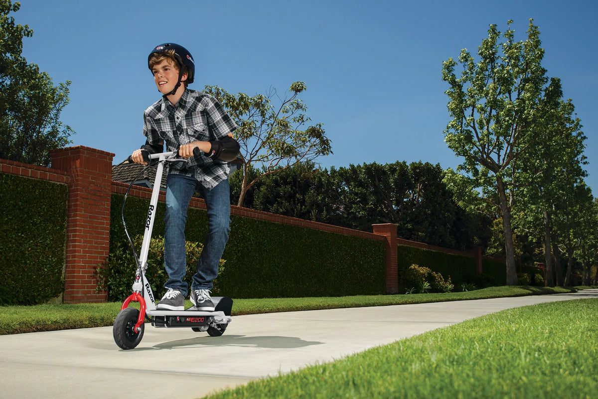 White Electric Scooter with 8 Pneumatic Front Tire Y566186