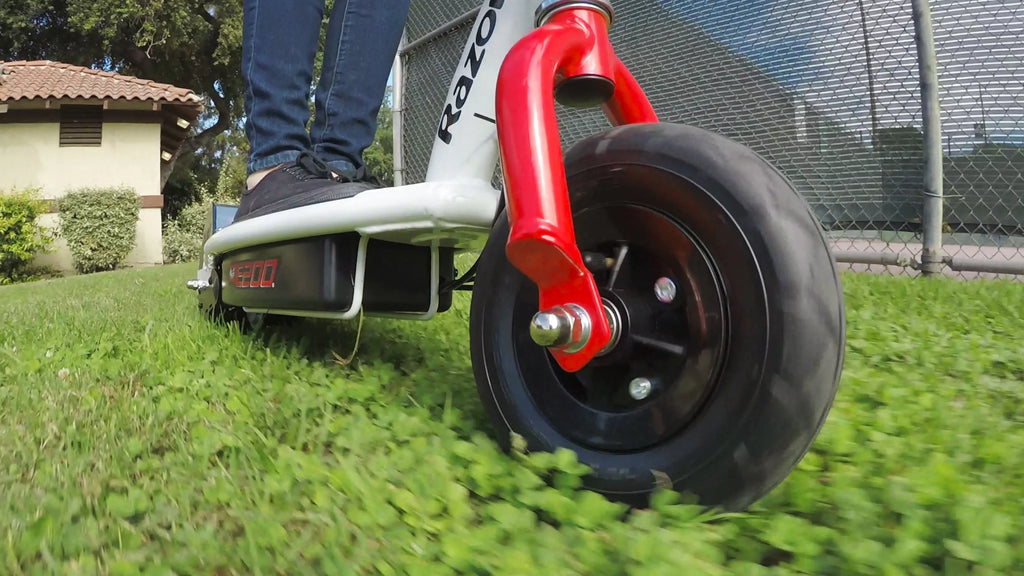White Electric Scooter with 8 Pneumatic Front Tire Y566186