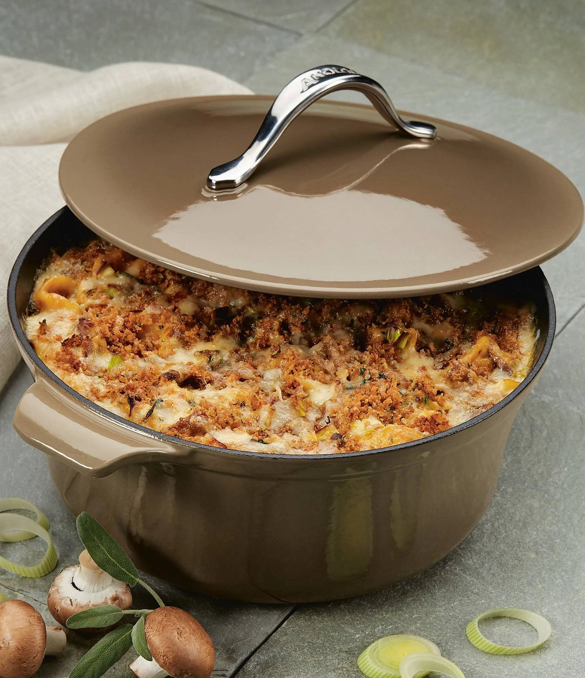 5-Quart Round Cast-Iron Dutch Oven E8440